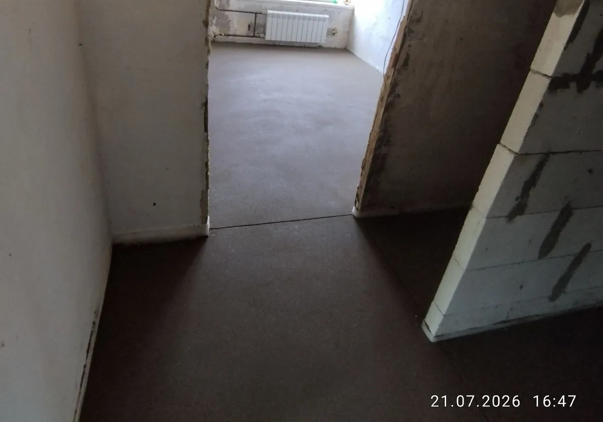 Полусухая стяжка в комнате квартиры 65,3 м² на улице Говорова в Одинцово - ровный слой у радиатора под окном
