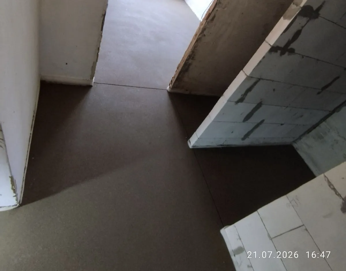 Полусухая стяжка в коридоре квартиры 65,3 м² в Одинцово - компенсационные швы у дверных проемов и стены из газобетона