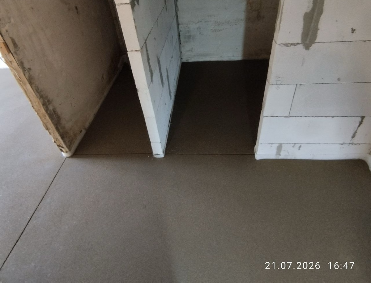 Полусухая стяжка пола 65,3 м² в квартире на улице Говорова в Одинцово - ровная поверхность с переходами в помещения через проемы