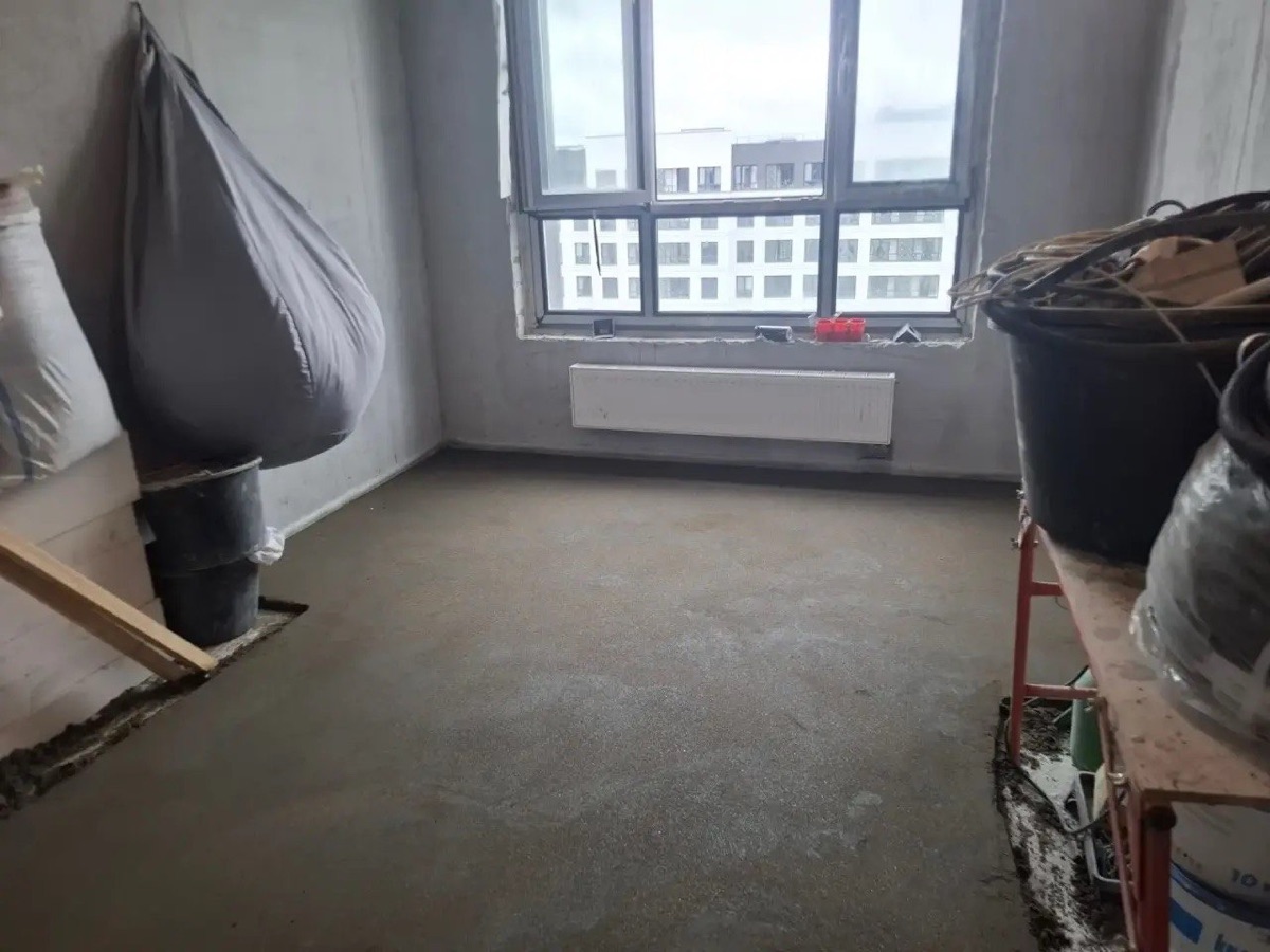 Полусухая стяжка в квартире 56,2 м² в Опалихе, Красногорск — комната с окном, радиатором и свежим слоем