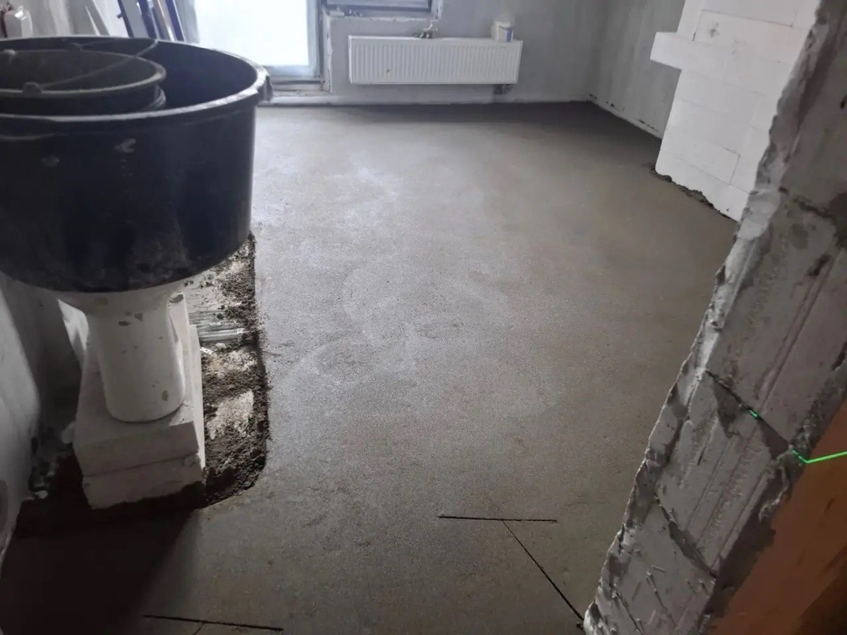 Полусухая стяжка полуручным способом в квартире 56,2 м² в Опалихе — растворосмеситель на объекте и ровный пол