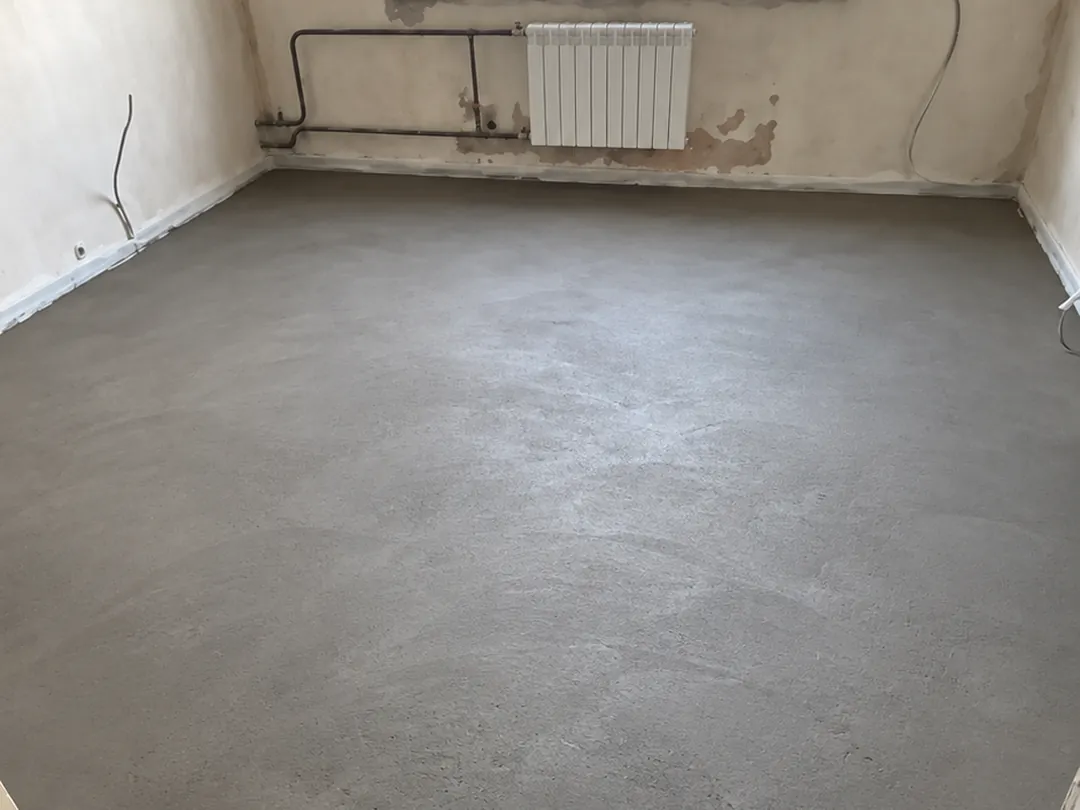 Готовая полусухая стяжка в комнате квартиры 52 м² в Орехово-Зуеве - демпферная лента по периметру