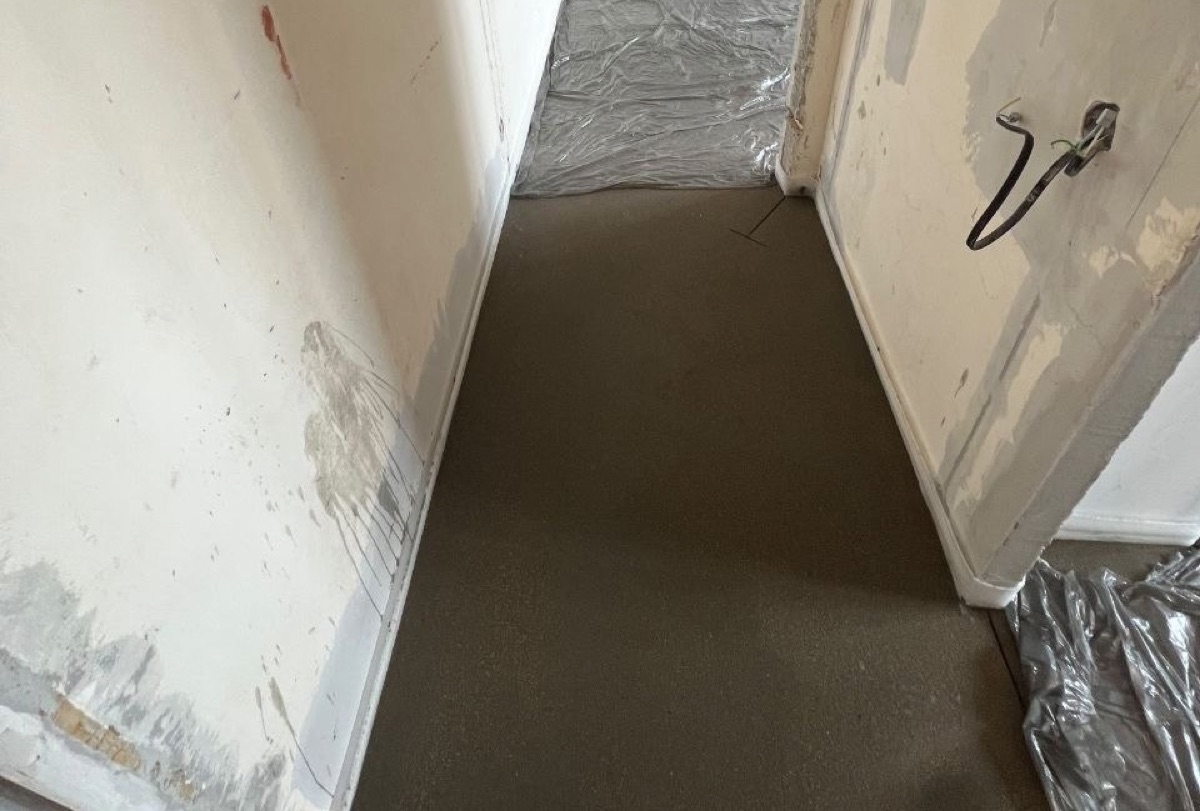 Полусухая стяжка в коридоре квартиры 54 м² в Видном (Ленинский округ) — ровная поверхность под чистовое покрытие