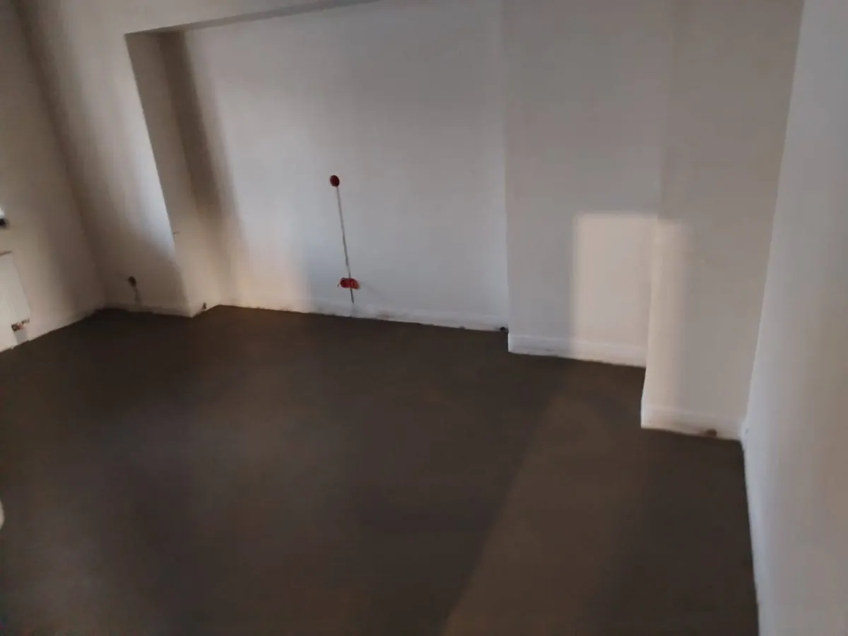 Свежая полусухая стяжка в квартире 121,6 м² в КП Заповедное Озеро - ровная затертая поверхность