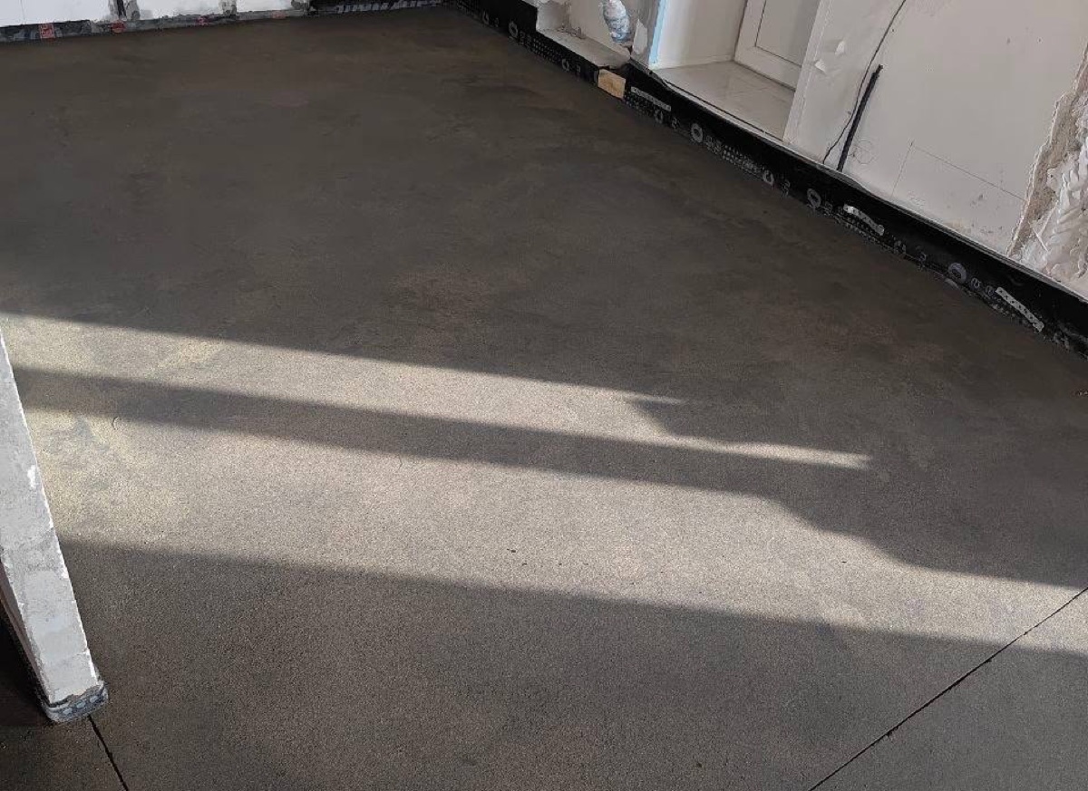 Полусухая стяжка пола 50 м² в квартире на улице Калинина в Железнодорожном (Балашиха) - ровная поверхность, гидроизоляция и демпферная лента по периметру