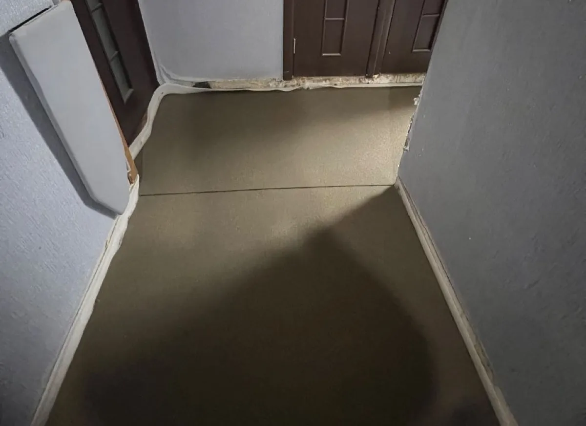 Полусухая стяжка в прихожей квартиры 28 м² в Железнодорожном (Балашиха) - ровная поверхность у входной двери