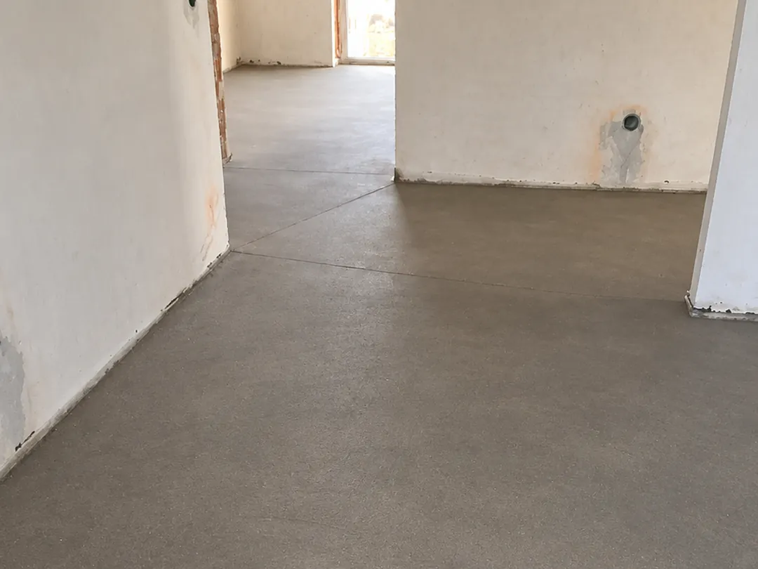 Полусухая стяжка в коридоре квартиры 85,7 м² в Жуковском - компенсационные швы у проемов