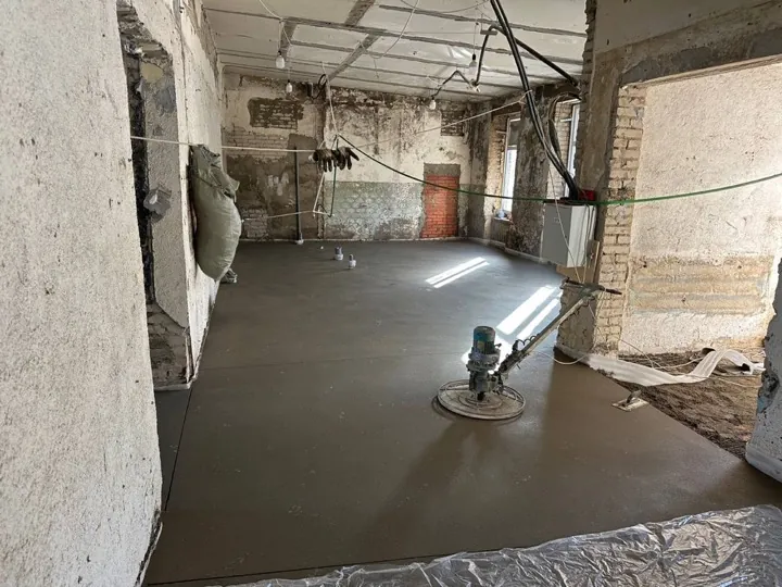 Полусухая стяжка 350 м² в складском помещении в Люберцах - затирка машиной в большом помещении