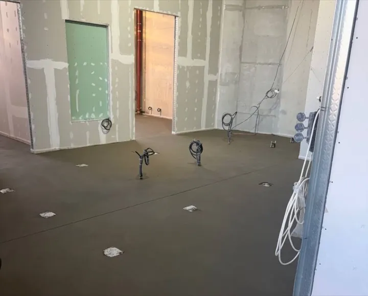 Полусухая стяжка 170 м² в торговом помещении в Москве - готовый пол, выведенные трубы и перегородки из гипсокартона